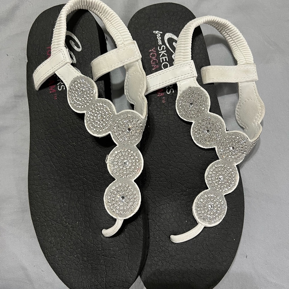 Sketchers yoga foam rhinestone sandals